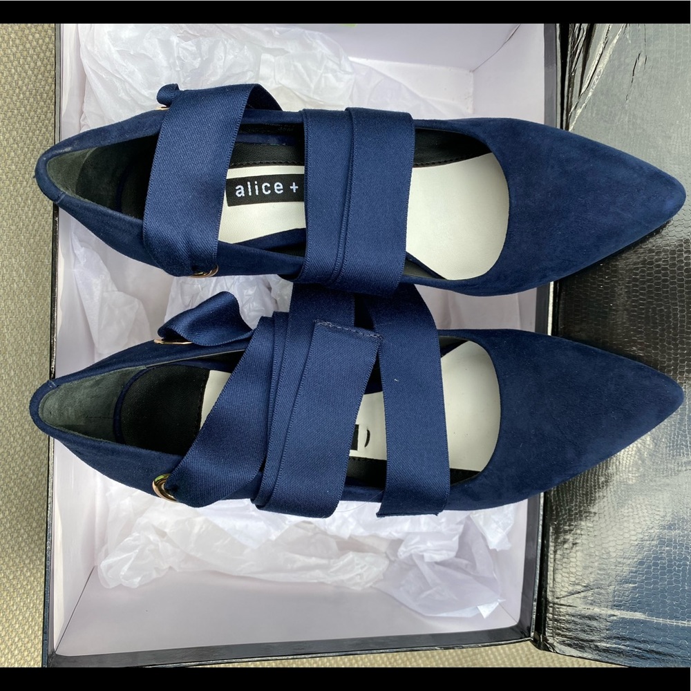 Alice and Olivia Dominique Pumps In Sapphire